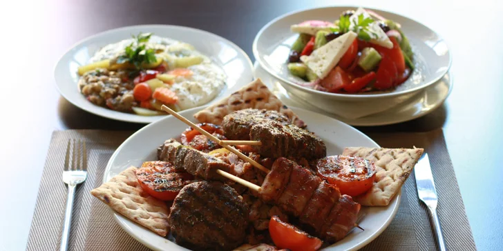 Řecké degustační menu i s lahví vína: jehněčí, kuřecí a hovězí maso i zelenina
