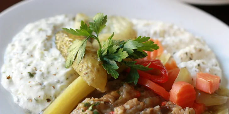 Řecké degustační menu i s lahví vína: jehněčí, kuřecí a hovězí maso i zelenina