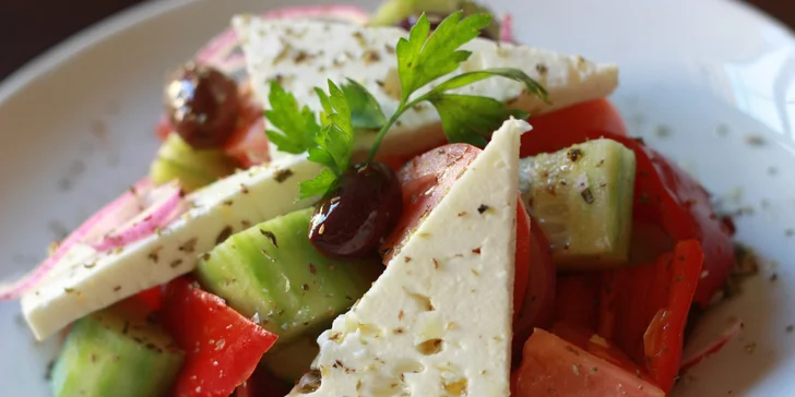 Řecké degustační menu i s lahví vína: jehněčí, kuřecí a hovězí maso i zelenina