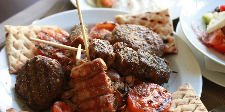 Řecké degustační menu i s lahví vína: jehněčí, kuřecí a hovězí maso i zelenina