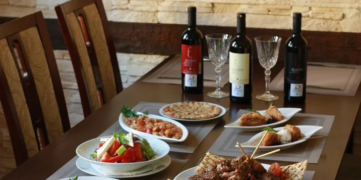 Řecké degustační menu i s lahví vína: jehněčí, kuřecí a hovězí maso i zelenina
