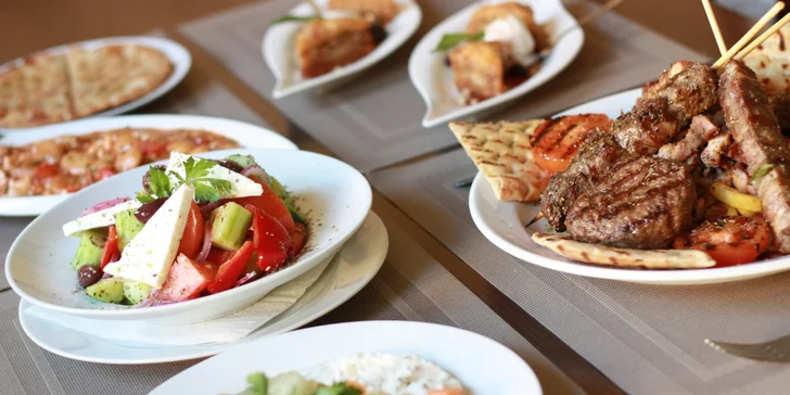 Řecké degustační menu i s lahví vína: jehněčí, kuřecí a hovězí maso i zelenina