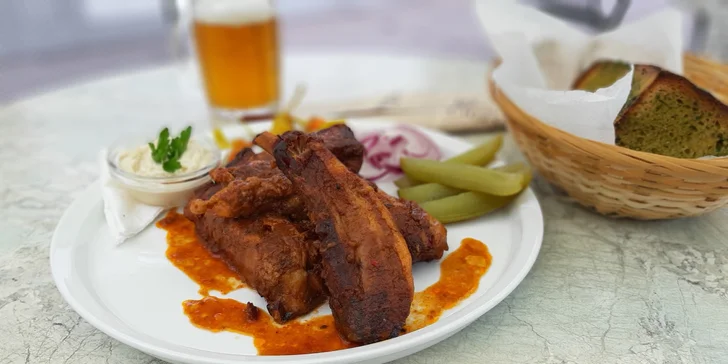 Pořádné jídlo a zábava: hodina kulečníku i 1 kg pikantních vepřových žeber