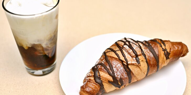 Ledová káva, která vás nakopne: cold brew a čokoládový croissant v Dlouhé