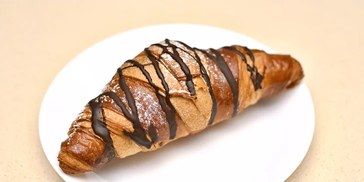 Ledová káva, která vás nakopne: cold brew a čokoládový croissant v Dlouhé