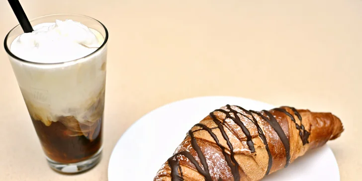 Ledová káva, která vás nakopne: cold brew a čokoládový croissant v Dlouhé