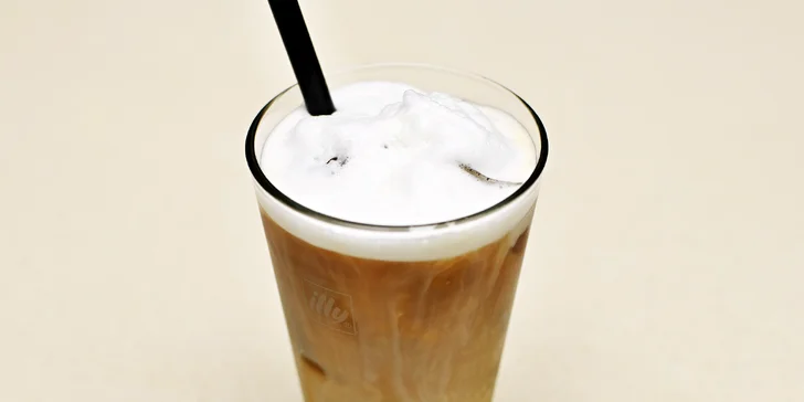 Ledová káva, která vás nakopne: cold brew a čokoládový croissant v Dlouhé