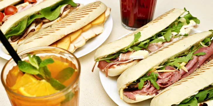 Panini podle výběru a domácí limonáda v bistru u Dlouhé třídy