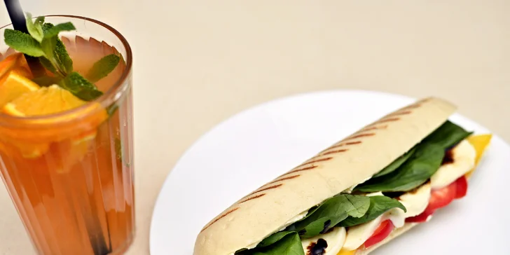 Panini podle výběru a domácí limonáda v bistru u Dlouhé třídy