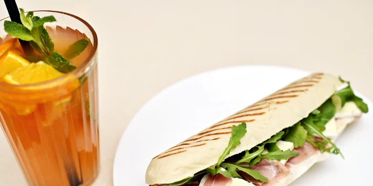 Panini podle výběru a domácí limonáda v bistru u Dlouhé třídy
