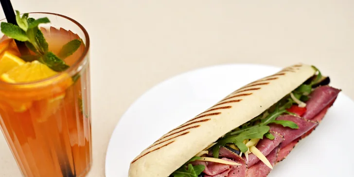 Panini podle výběru a domácí limonáda v bistru u Dlouhé třídy