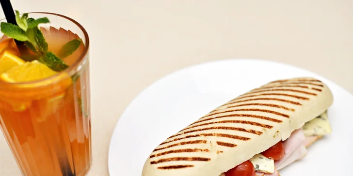 Panini podle výběru a domácí limonáda v bistru u Dlouhé třídy