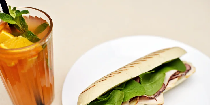 Panini podle výběru a domácí limonáda v bistru u Dlouhé třídy
