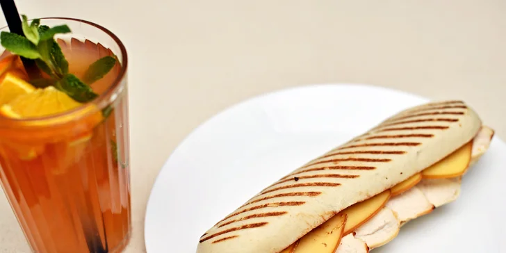 Panini podle výběru a domácí limonáda v bistru u Dlouhé třídy