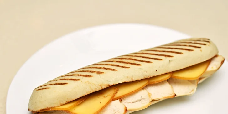 Panini podle výběru a domácí limonáda v bistru u Dlouhé třídy