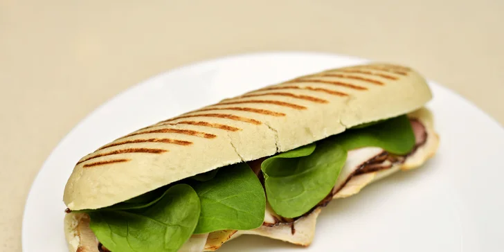Panini podle výběru a domácí limonáda v bistru u Dlouhé třídy