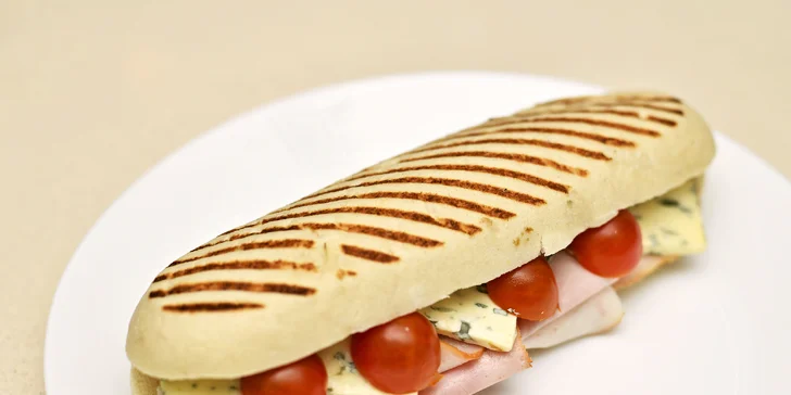 Panini podle výběru a domácí limonáda v bistru u Dlouhé třídy