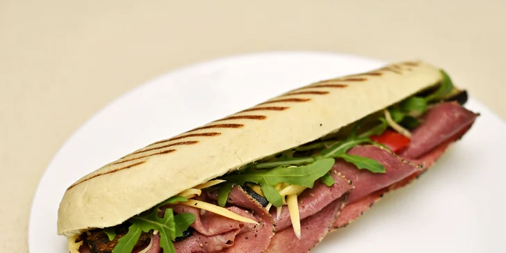 Panini podle výběru a domácí limonáda v bistru u Dlouhé třídy