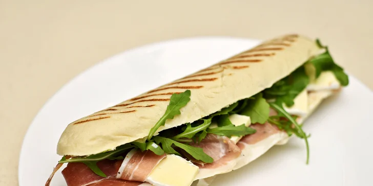 Panini podle výběru a domácí limonáda v bistru u Dlouhé třídy