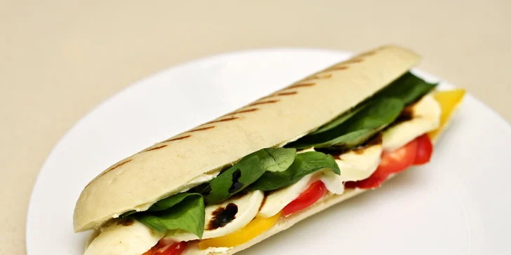 Panini podle výběru a domácí limonáda v bistru u Dlouhé třídy