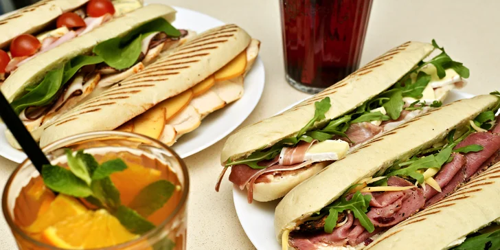 Panini podle výběru a domácí limonáda v bistru u Dlouhé třídy