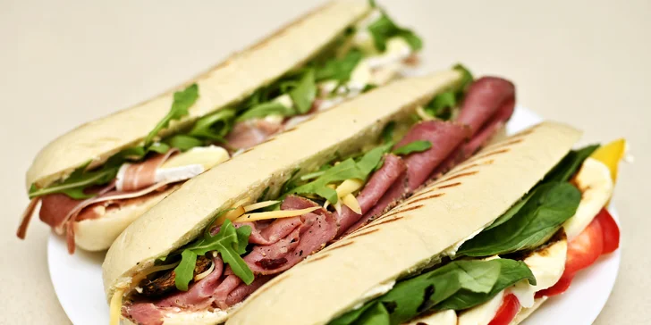 Panini podle výběru a domácí limonáda v bistru u Dlouhé třídy