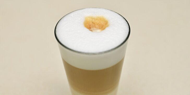 Horký nápoj podle výběru: kořeněný chai latte, čokoláda, kašmírský čaj, svařák i espresso