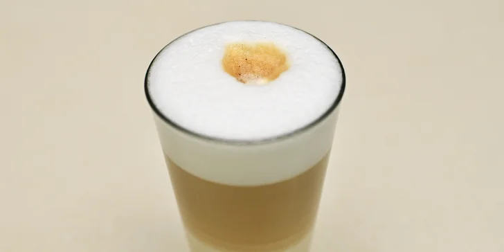 Horký nápoj podle výběru: kořeněný chai latte, čokoláda, svařák i espresso