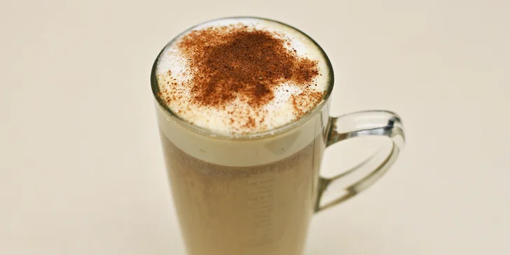 Horký nápoj podle výběru: kořeněný chai latte, čokoláda, svařák i espresso