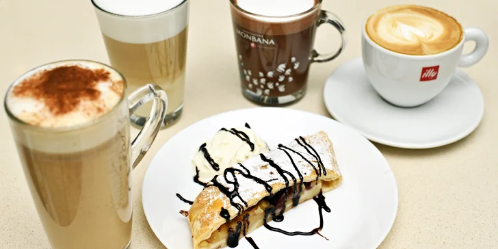 Svařené víno pro zahřátí a domácí štrúdl nebo croissant