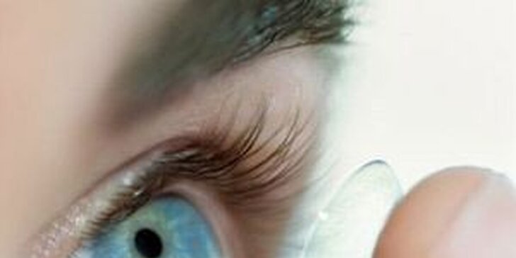Aplikace kontaktních čoček očním lékařem