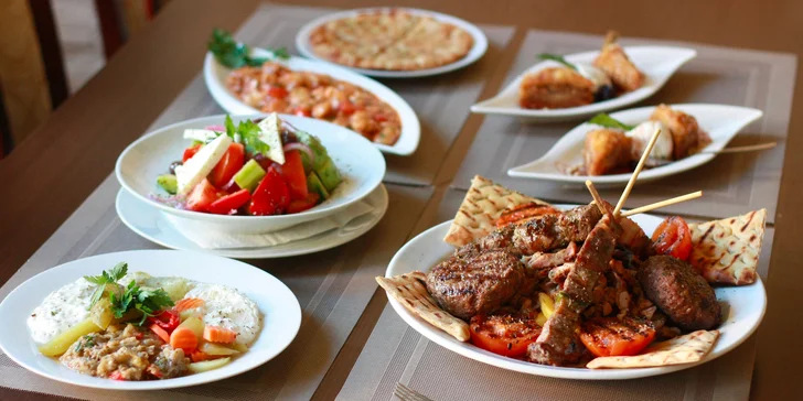Řecké degustační menu i s lahví vína: jehněčí, kuřecí a hovězí maso i zelenina