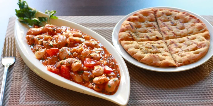 Řecké degustační menu i s lahví vína: jehněčí, kuřecí a hovězí maso i zelenina