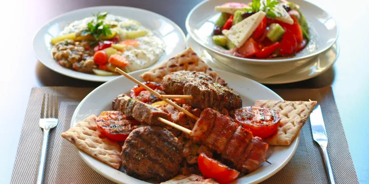 Řecké degustační menu i s lahví vína: jehněčí, kuřecí a hovězí maso i zelenina