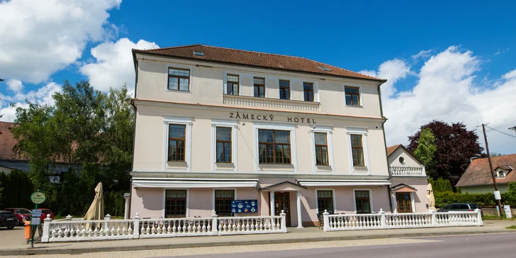 Tenhle hotel má bohatou historii, za první republiky tu skupina bohémů, nadšenců a bláznů pořádala něco jako polotajný Kabaret.
