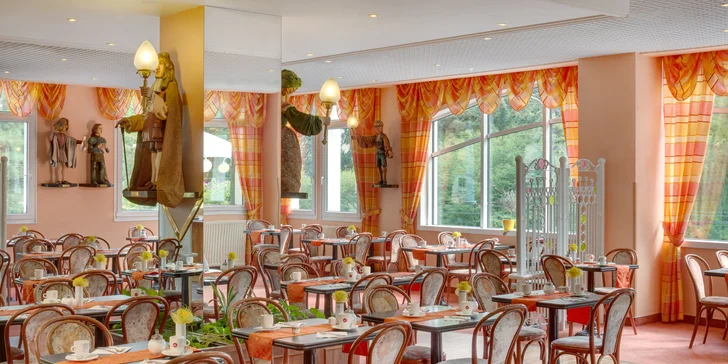 Raňajky sa podávajú formou bufetu v Café de Paris. Interiéry zdobia drevené sochy.