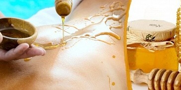 Sladká masáž šíje, zad a ramen olejem s vůní medu s medovým peelingem