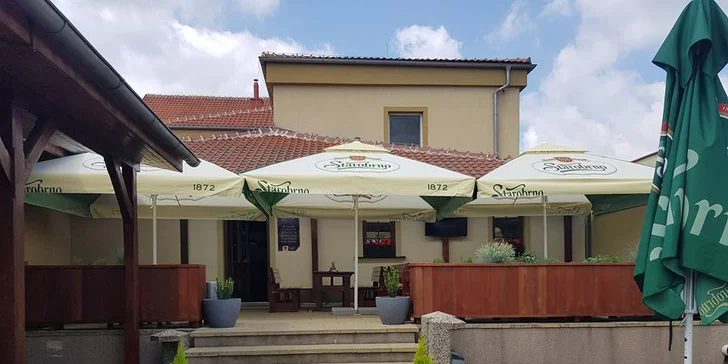 Když bude pěkně, tak si můžete posedět i na zahrádce.