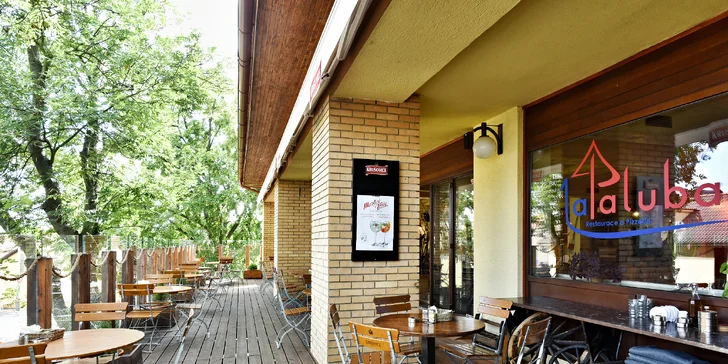 Restauraci La Paluba najdete v klidné části pražských Kolovrat.