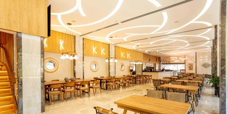 Během dne zajděte do hotelové à la carte restaurace s terasou, zahnat malý hlad zvládnete ve snack baru u bazénu. 