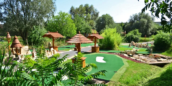 Minigolf kousek od Prahy: 80 minut zábavy pro 2 dospělé i rodiny s dětmi