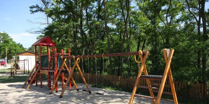 Babí léto až pro 7 osob: mobilní domky u přehrady Výrovice nedaleko Znojma