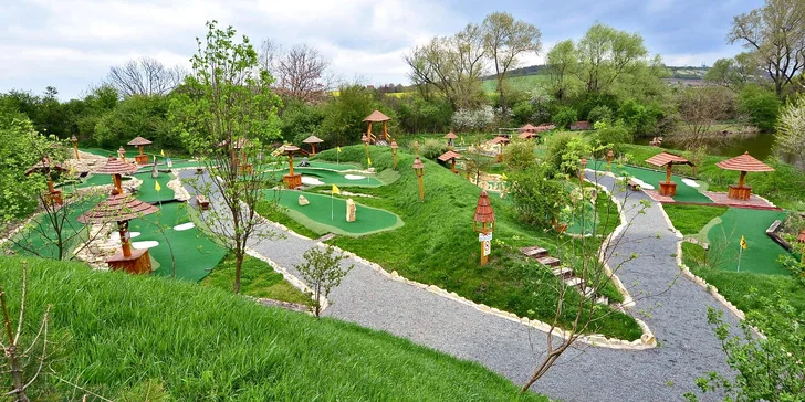 Minigolf kousek od Prahy: 80 minut zábavy pro 2 dospělé i rodiny s dětmi