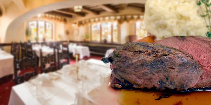699 Kč za vynikající tříchodové menu PRO DVA v restaurantu U tří pštrosů. Marinovaný losos, pštrosí medailonky i ananas se zmrzlinou.