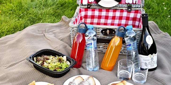 Piknik na ostrově Štvanice: miniburgery, salát, domácí bábovka i prosecco