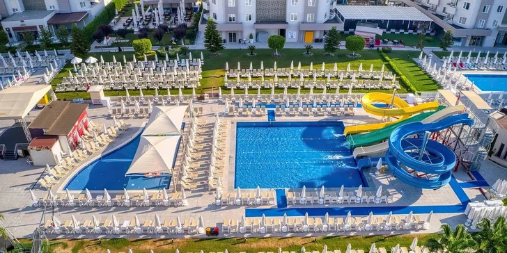 Pro milovníky adrenalinu je připraven aquapark se čtyřmi skluzavkami. 