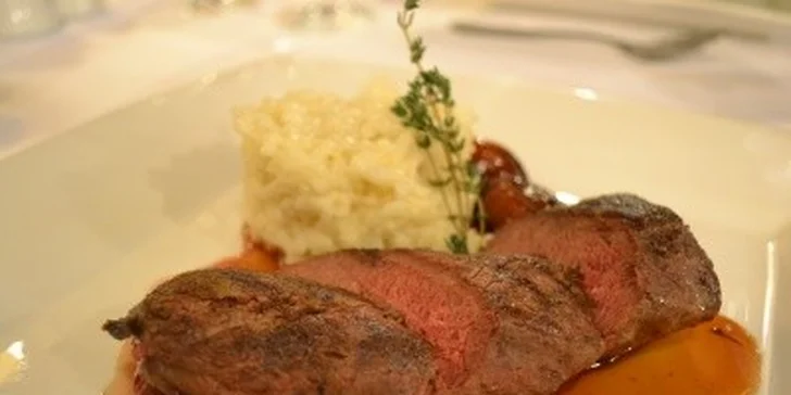 699 Kč za vynikající tříchodové menu PRO DVA v restaurantu U tří pštrosů. Marinovaný losos, pštrosí medailonky i ananas se zmrzlinou.