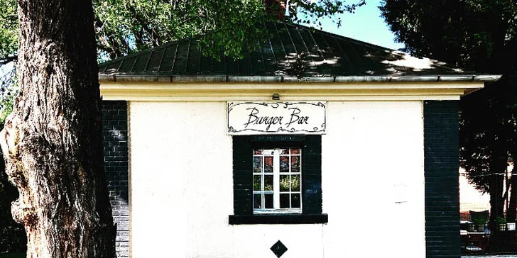 Poctivý burger v zahradní restauraci ve Štruncových sadech: 3 druhy