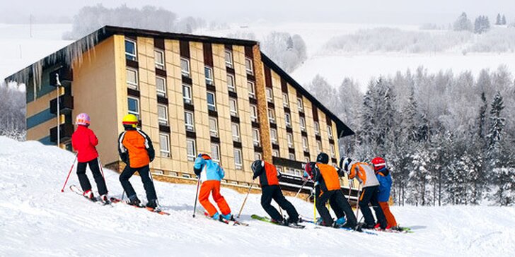 1190 Kč za nabitý víkendový pobyt v Hotelu Zadov pro JEDNU osobu. TŘI dny na lyžích, čtyřkolkách, výletech nebo v tělocvičně se slevou 71 %!