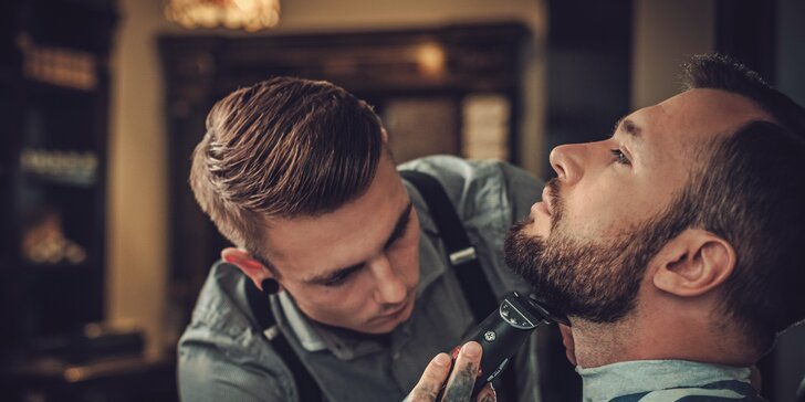 Úprava vousů i pánský střih a sklenička whiskey v barber shopu